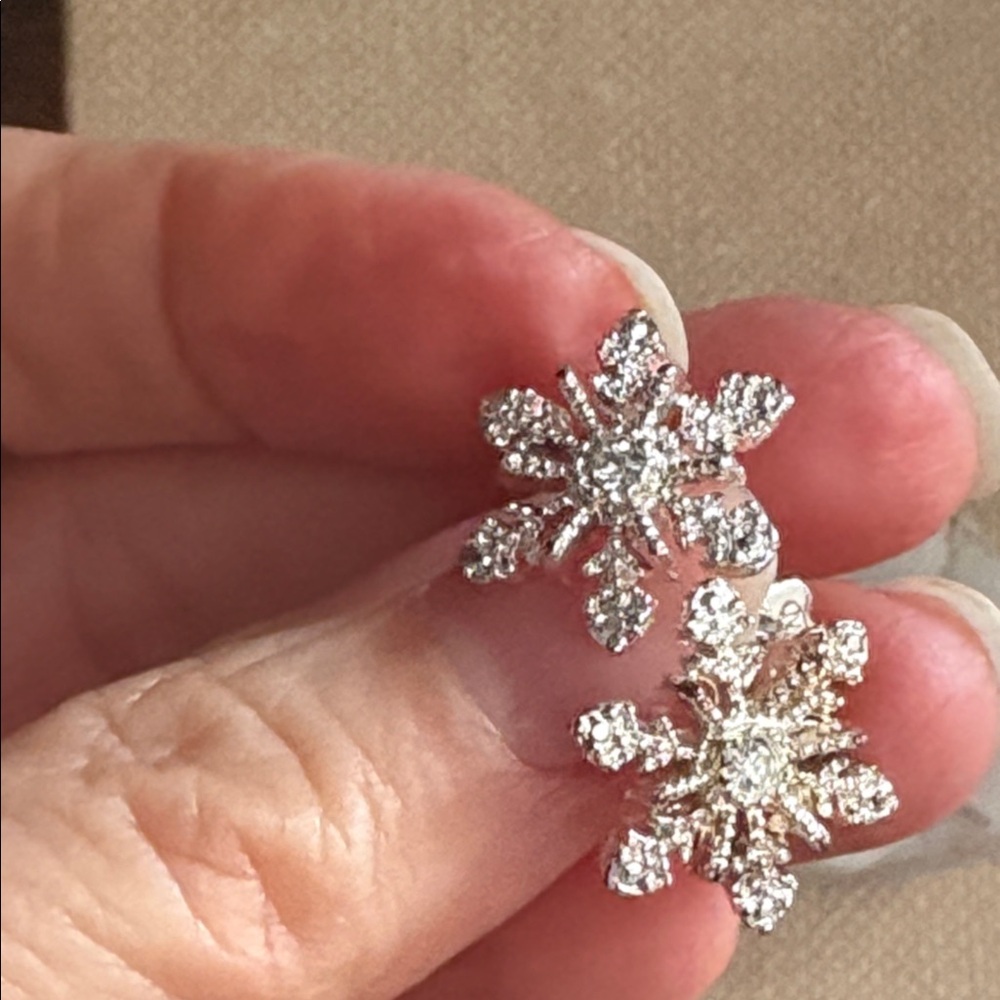 Vintage 2005 Avon Snowflake Stud Earrings Dimensional Silver Rhinestone NIB
